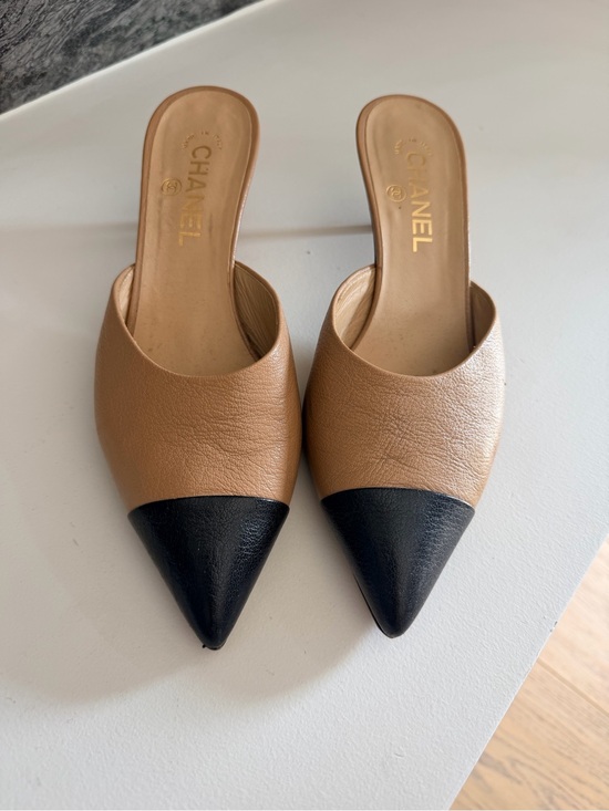 CHANEL Shoes - Chanel Two-Tone Tan and Black Pointed Leather Mules kitten heel 39.5